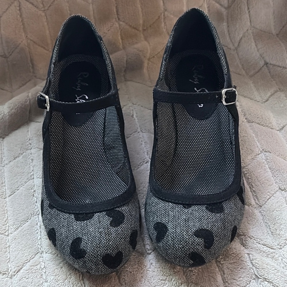 Ruby Shoo Grey Black Heart Pattern Mary Jane Heels Pumps Size US 5 EU 36